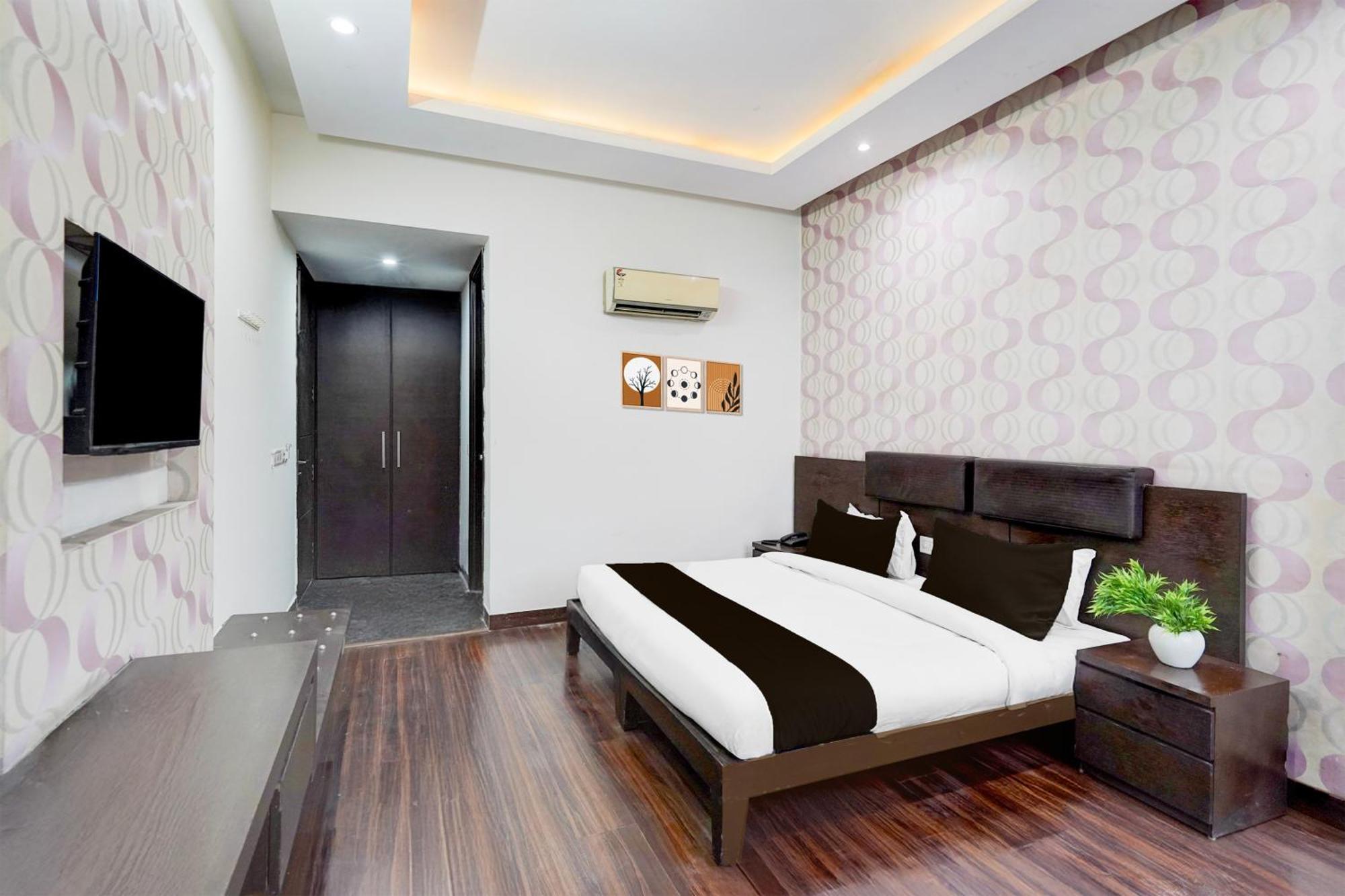 Super Townhouse Sector 51 Noida Near Metro Station Hotel Bagian luar foto