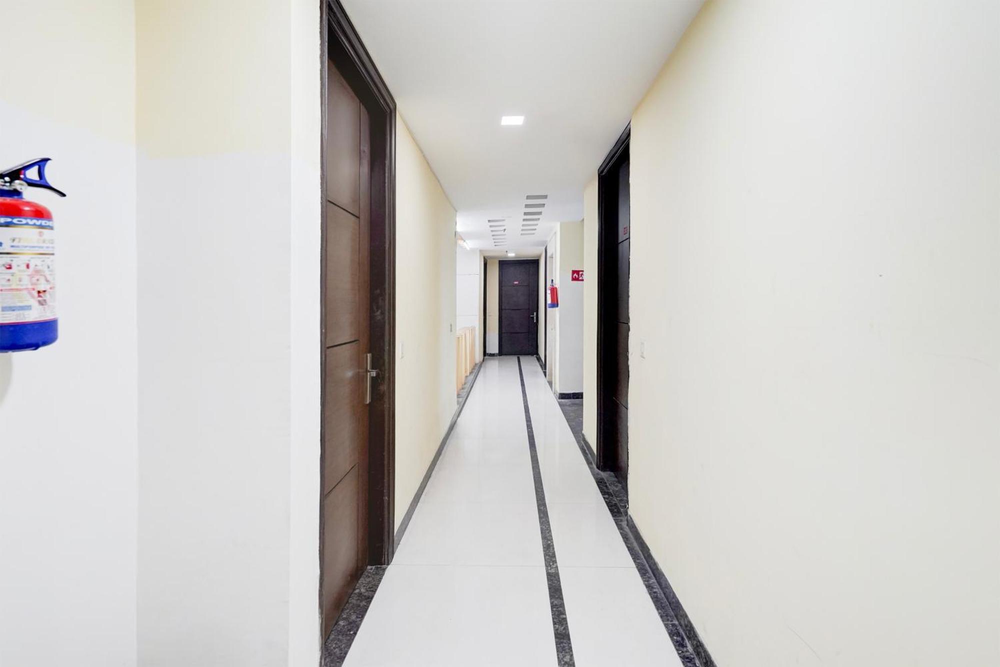 Super Townhouse Sector 51 Noida Near Metro Station Hotel Bagian luar foto