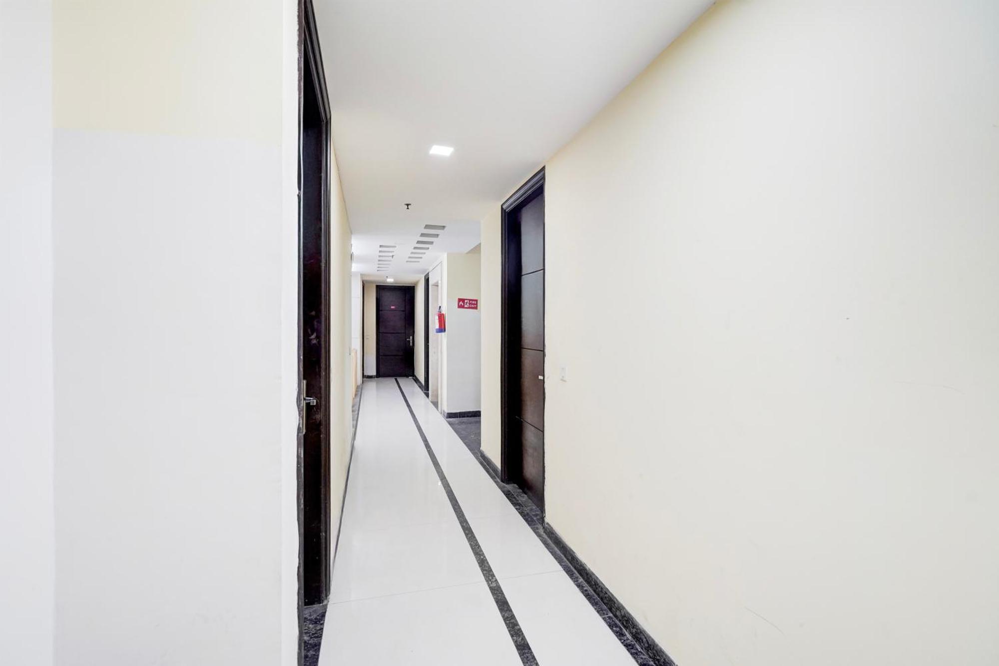Super Townhouse Sector 51 Noida Near Metro Station Hotel Bagian luar foto