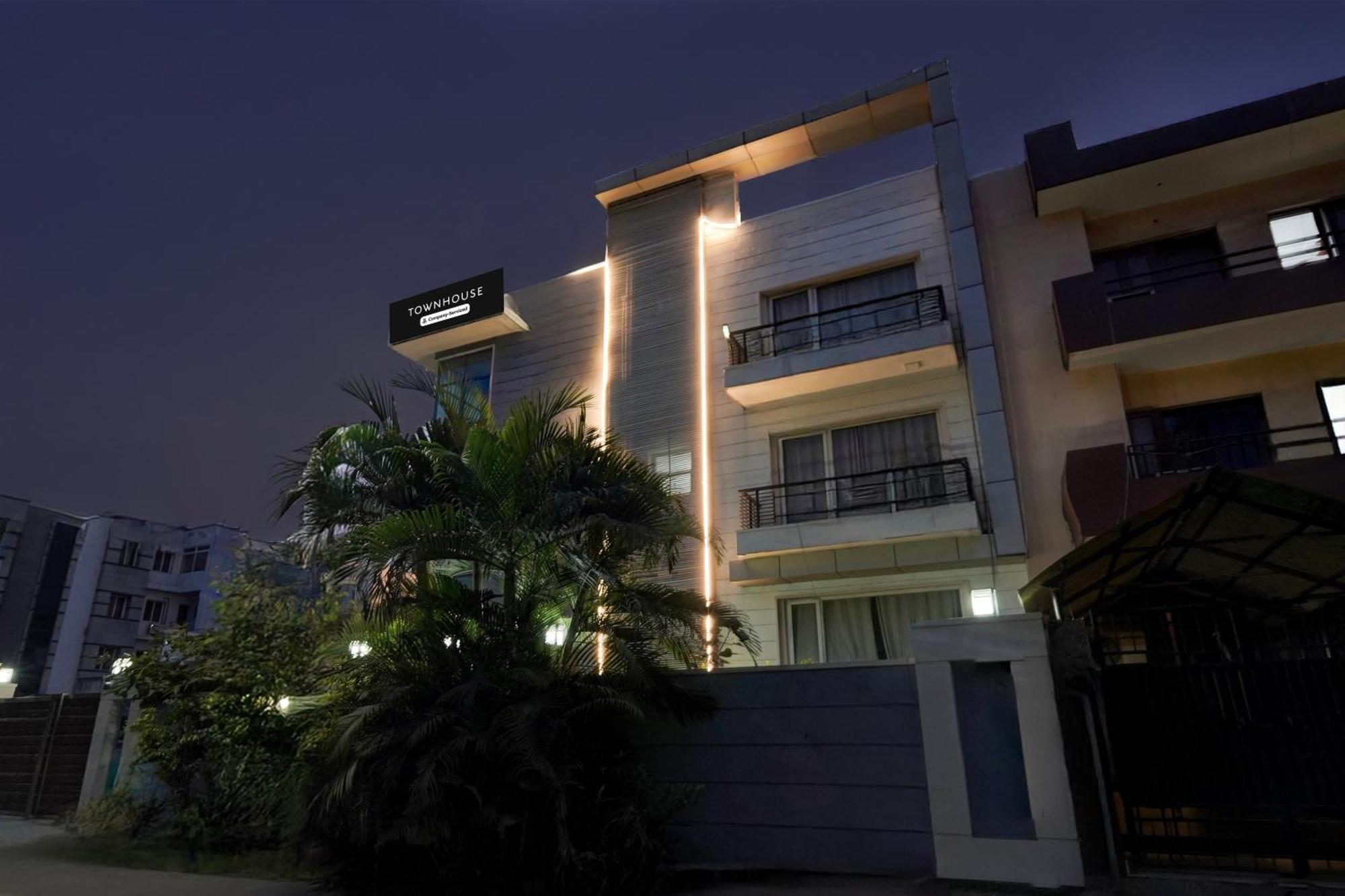 Super Townhouse Sector 51 Noida Near Metro Station Hotel Bagian luar foto