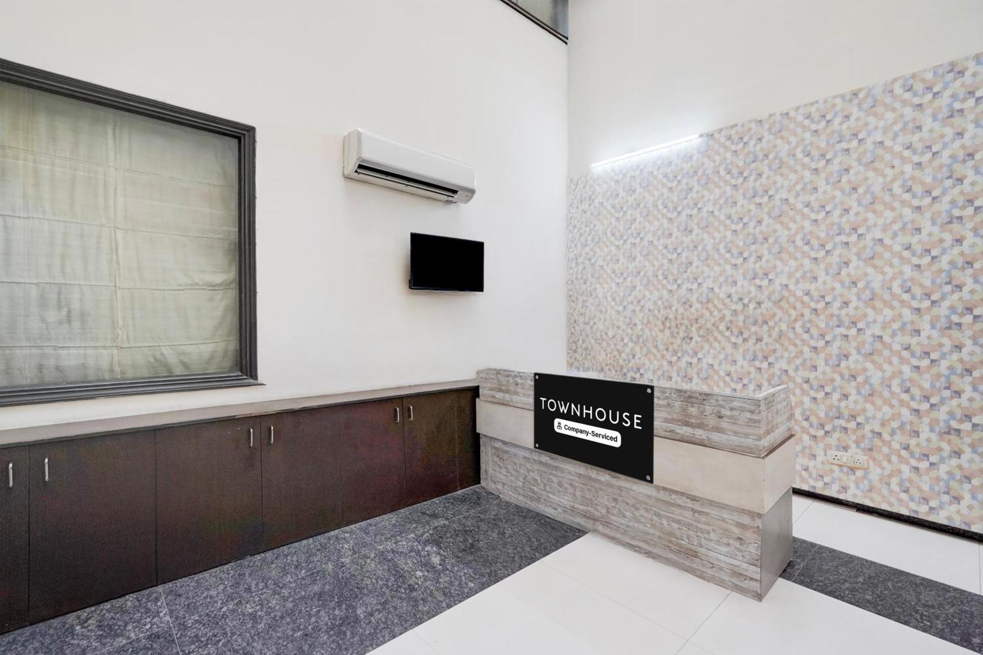 Super Townhouse Sector 51 Noida Near Metro Station Hotel Bagian luar foto